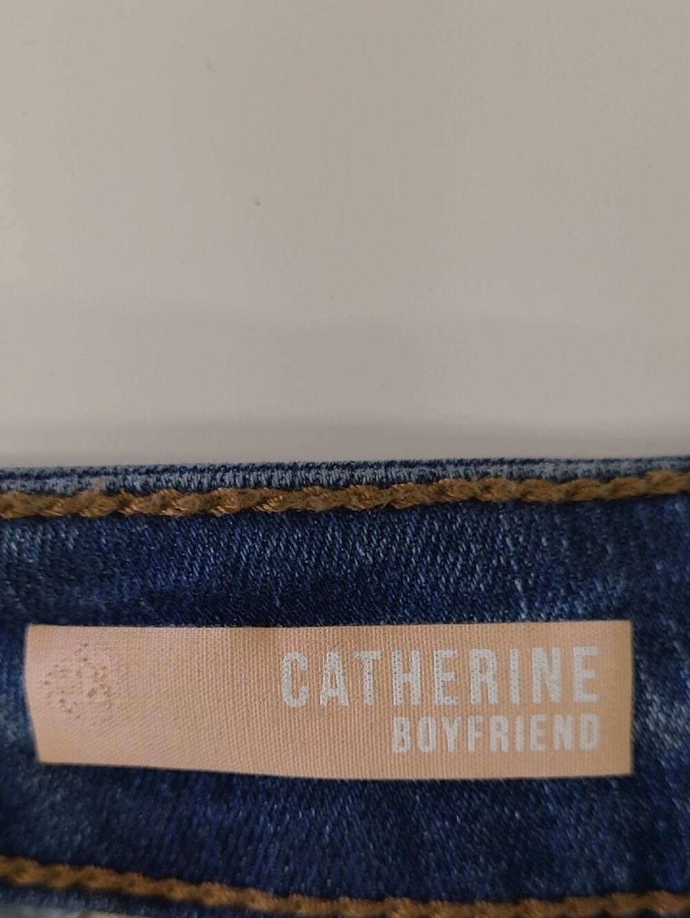 Kut from the Kloth Catherine Boyfriend Jeans Size 6 Medium Wash Stretch Denim - Picture 6 of 10